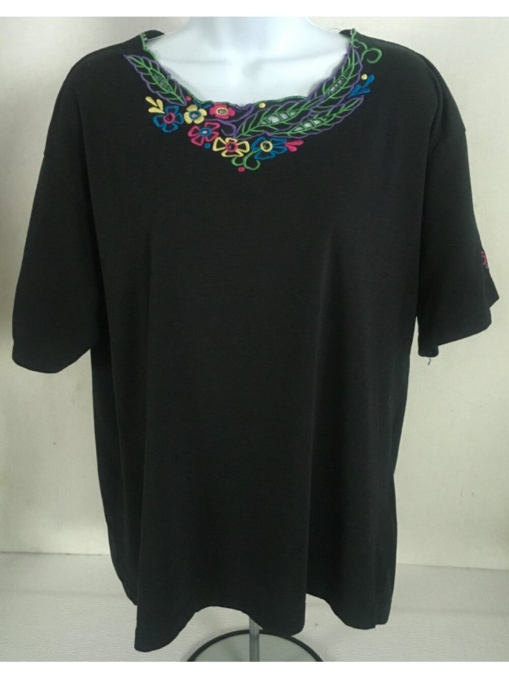 Ashley Hill Top Size XL Black w Embroidered Flowers on Round Neck Short Sleeves